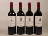 trois bouteilles de vin rouge sont alignées sur une table