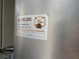 un autocollant apposé sur le côté d'un réfrigérateur en acier inoxydable