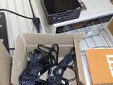 un boîtier électronique posé sur une table à côté d'un ordinateur portable