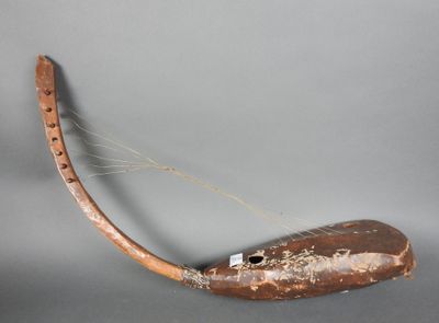 une longue corne munie d'un manche en bois, posée sur une table