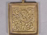 une image représentant un pendentif plaqué or orné d'un oiseau et de fleurs