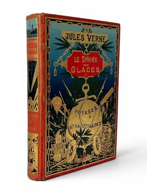 un vieux livre posé sur une table à côté d'un fond blanc