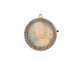Un pendentif plaqué or représente le portrait ancien d'une femme vêtue d'une robe blanche.