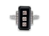 une photo d'une bague en pierre noire et blanche sertie de diamants
