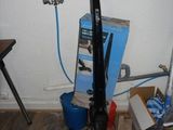 un aspirateur qui se trouve dans le coin d'une pièce