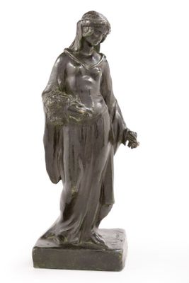 l'image d'une statue représentant une femme tenant un bébé dans ses bras
