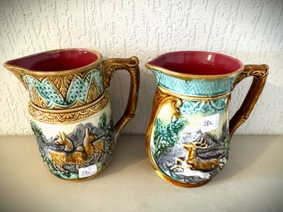 deux vases posés sur une table