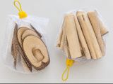 deux sacs de copeaux de bois posés sur une surface blanche