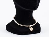 un gros plan sur la tête d'un mannequin portant un collier muni d'un cadenas