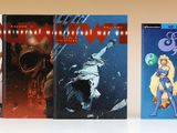 quatre livres alignés sur une table