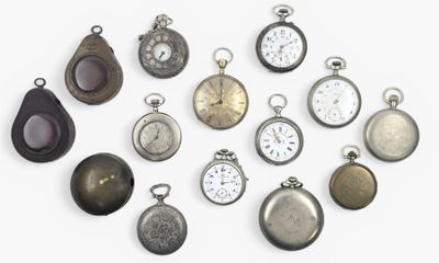 plusieurs types de montres de poche sur une surface blanche