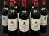 six bouteilles de vin sont alignées sur un fond noir