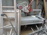 une machine qui se trouve au milieu d'un tas de bois