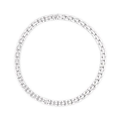 gros plan d'un bracelet en chaîne en argent sur fond blanc