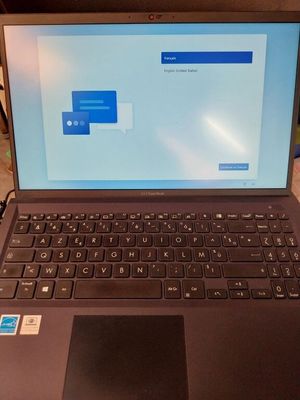 un ordinateur portable posé sur une table avec un clavier