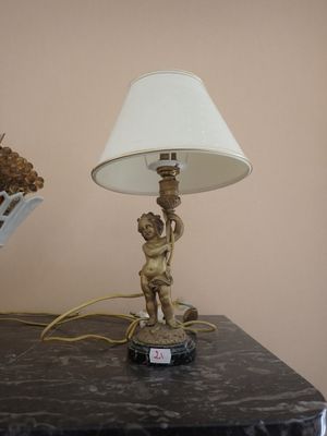 une lampe posée sur une table à côté d'un vase
