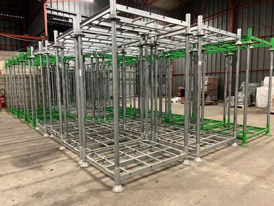 Catalogue en préparation. 20 racks superposables Type MANURACK. Haut. 