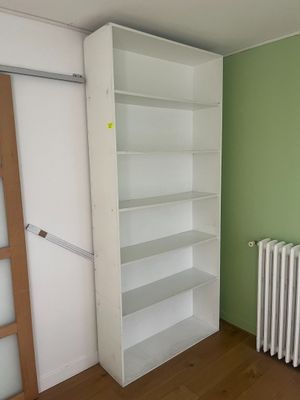 une pièce vide avec un radiateur et une bibliothèque