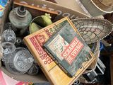 une boîte remplie de vieux livres et d'autres objets