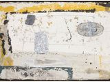 une image représentant un tableau accroché à un mur blanc, entouré d'une bordure jaune