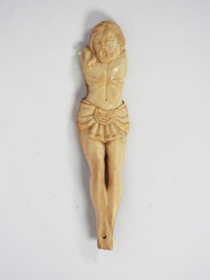 une image représentant une statue en bois d'une femme sur une croix