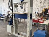 La machine se trouve dans l'entrepôt, prête à être utilisée.