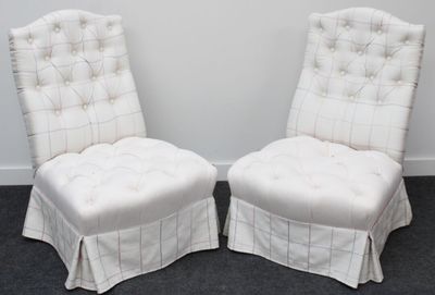 deux chaises blanches placées l'une à côté de l'autre