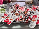 de nombreux sacs de provisions posés sur une table dans un magasin