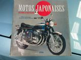 un livre posé sur la table, sur lequel figure une moto