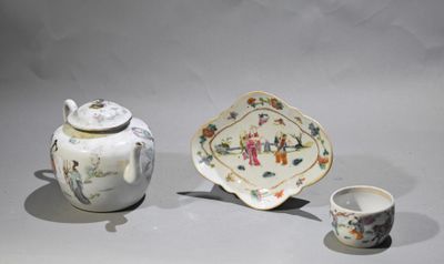 une petite théière et une petite tasse à thé posées sur une table