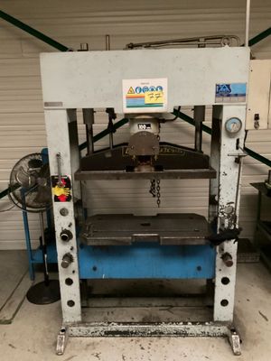 l'image d'une machine installée dans un garage