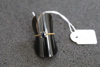 une bague posée sur un objet en argent