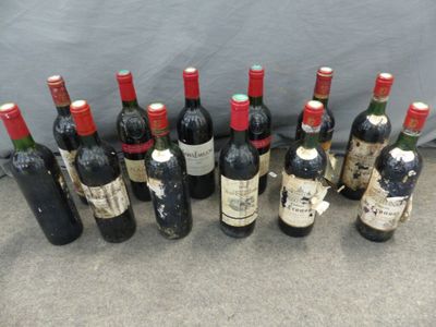 plusieurs bouteilles de vin sont alignées sur une table