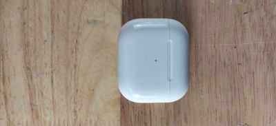une souris blanche assise sur une table en bois