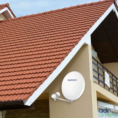 une photo d'une maison avec une antenne parabolique sur le toit