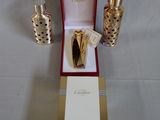 une petite boîte contenant un flacon de parfum