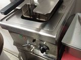 une friteuse posée sur une cuisinière