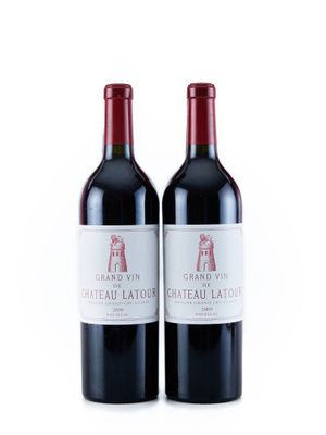 deux bouteilles de vin rouge posées l'une à côté de l'autre sur une surface blanche