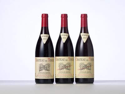 trois bouteilles de vin rouge posées sur une table