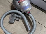 a vacuum that is sitting on the floor next to a box