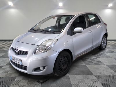 une photo d'une toyota yaris argentée garée dans un garage