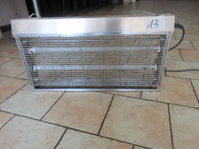un radiateur métallique posé à même le sol dans une pièce