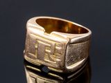 une image représentant une bague en or sur laquelle figure un chiffre romain
