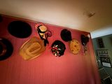 de nombreux chapeaux accrochés au mur dans la pièce