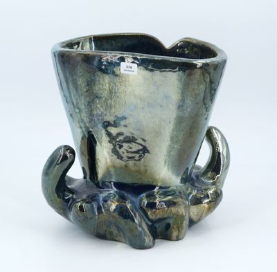 une image représentant un vase en argent orné d'un dragon