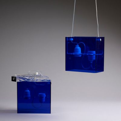 deux morceaux de verre bleu suspendus au plafond