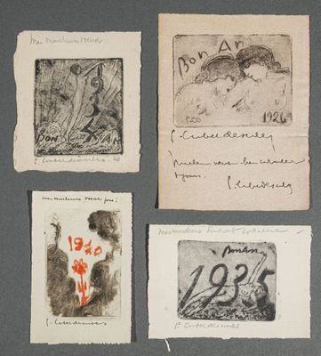 quatre vieilles cartes postales ornées de dessins, posées sur un fond gris