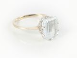 Gros plan sur une bague ornée d'une pierre d'aigue-marine