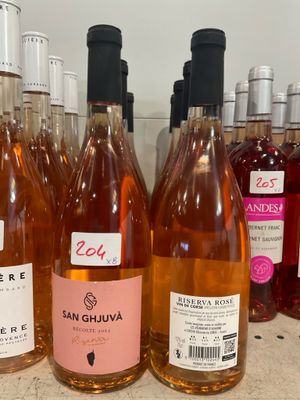 plusieurs bouteilles de vin sont alignées sur un comptoir