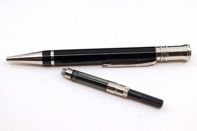 deux stylos assis l'un à côté de l'autre sur une surface blanche